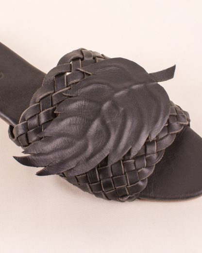 Ria Slippers Black detail