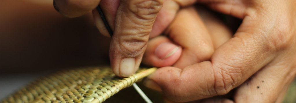 Ata Handwaving making bali bag