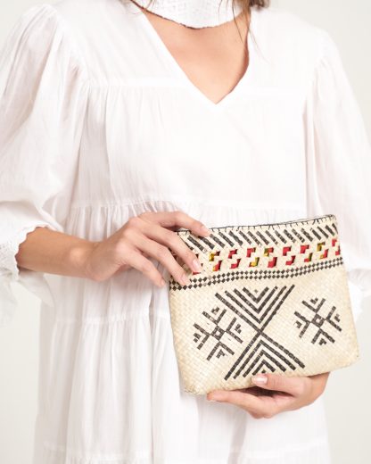 Karo clutch from Sumatra artisan with model